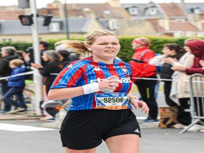 Une fidèle supportrice du Stade Malherbe, en plein effort.