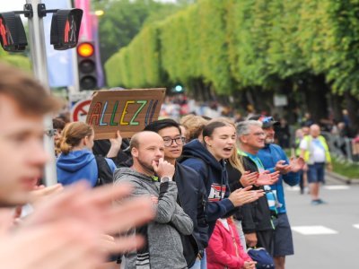 Près de 30 000 participants ont profité des encouragements du public pour franchir la ligne d'arrivée.