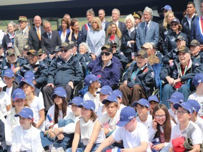 Des enfants de trois écoles primaires du coin se sont joints à la photo, avec des élus ou Brigitte Macron.