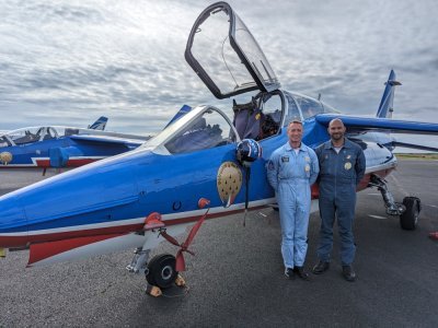 Le mécanicien, Tristan Devorsine, forme un trio avec le capitaine Desagulier et son Alphajet.