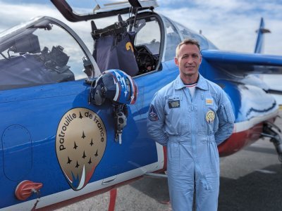 Le capitaine Desagulier est Athos 3 au sein de la Patrouille de France.