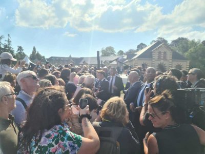 Emmanuel Macron s'est offert un bain de foule après la cérémonie organisée au haras de Saint-Lô, mercredi 5 juin.