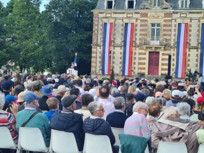 La cérémonie a débuté avec le discours d'Emmanuel Lejeune, maire de Saint-Lô, avant celui prononcé par le chef de l'Etat Emmanuel Macron.