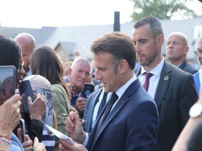 Le président de la République a signé de nombreux autographes.