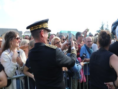 Le préfet de la Manche a aidé les nombreux spectateurs à prendre des photos.