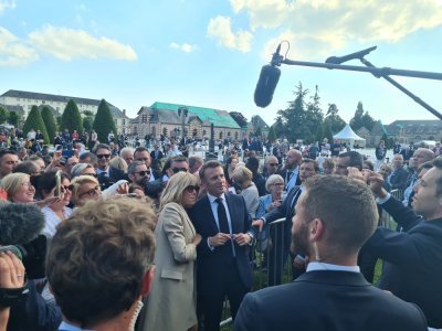 Brigitte Macron a aussi participé au bain de foule, et a essayé d'emmener son mari à la prochaine commémoration à Caen, sans succès.