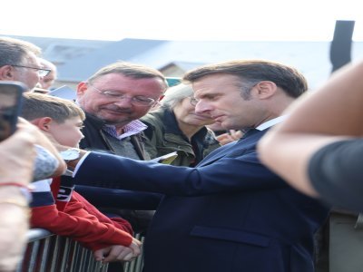 Emmanuel Macron a aussi embrassé des enfants.