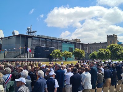 Revue des troupes, dépôt de gerbe et échanges avec des vétérans et le public.