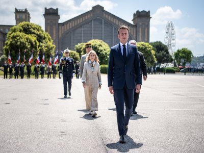 Emmanuel Macron juste devant la gare transatlantique de Cherbourg. - Guillaume Saligot/Pool Image