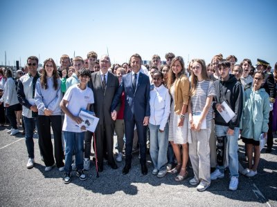 Une photo avec des jeunes et Emmanuel Macron. - Guillaume Saligot/Pool Image