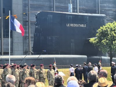 En présence du chef de l'Etat Emmanuel Macron et juste devant Le Redoutable. 