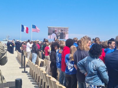 La cérémonie militaire rendait hommage aux alliés et était concentrée au port de Cherbourg, rôle crucial dans la libération de la France et de l'Europe.