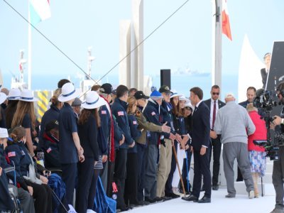 Après son discours, Emmanuel Macron n'a pas manqué de saluer les vétérans présents à Saint-Laurent-sur-Mer.