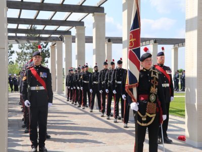 Durant la cérémonie britannique, les soldats ont défilé pour débuter la cérémonie à Ver-sur-Mer.