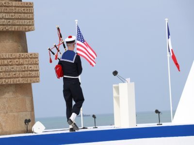 L'un des moments forts de la cérémonie internationale, l'interprétation d'Ar Mor Divent par le Bagad Lann-Bihoué.