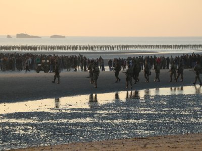 Environ 120 reconstituteurs en tenue d'époque étaient à Utah Beach dès l'aube pour reconstituer le débarquement avec les Navy Seals de l'armée américaine.