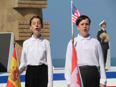 Une cérémonie internationale très émouvante, marquée par la participation de très nombreux jeunes, comme ces membres de la maîtrise de l'opéra-comique.