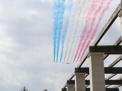 Il n'y a pas que la patrouille de France en Normandie. Les Red Arrows ont aussi coloré le ciel aux couleurs de la Grande-Bretagne au dessus de Ver-sur-Mer.