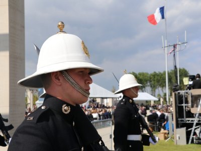 Avec un regard fixe, les soldats britanniques avancent au pas.