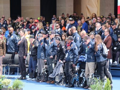 Plusieurs vétérans ont été faits chevaliers de la légion d'honneur, comme ceux présents sur la photo, lors de la cérémonie américaine de Colleville-sur-Mer.