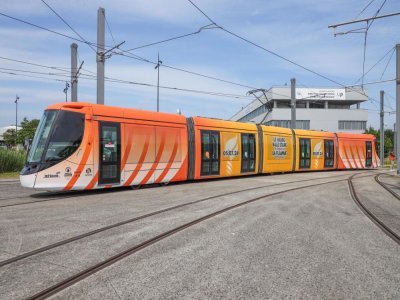 Le tramway aux couleurs de la flamme circule depuis quelques jours déjà… Et on ne peut pas le rater ! - Philippe Bréard