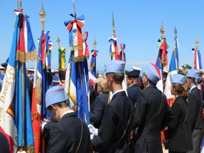 Les porteurs de drapeaux ont animé sérieusement la cérémonie de tradition des fusiliers marins.