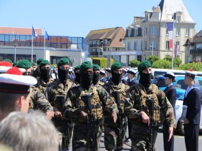 Les troupes et les "bérets verts" ont défilé devant le public, après la cérémonie de la plage et juste avant l'inauguration de la stèle.