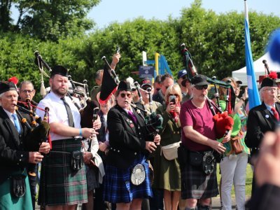 Plus loin des cérémonies, à Pegasus Bridge, un concours international de cornemuses s'est tenu.