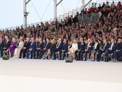 A la cérémonie internationale à Omaha Beach à Saint-Laurent-sur-Mer, plusieurs chefs d'Etats et de gouvernements étaient présents : Emmanuel Macron, Joe Biden, le prince William, Volodymyr Zelensky, et Justin Trudeau.