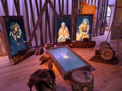 Dans la salle du campement, trois générations de femmes racontent leur quotidien : une volva (prophétesse), une mère et une jeune adolescente. Une fenêtre sur l'évolution culturelle des Vikings, au contact des Chrétiens.