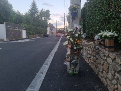 Deux poteaux de la rue Waldeck-Rousseau ont été remplis de fleurs.