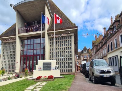 Le monument rend hommage aux libérateurs canadiens de la ville.