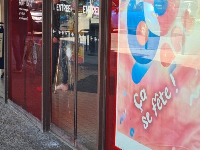 Une pierre a été lancée dans la vitrine du Carrefour Market situé dans le quartier des Provinces à Cherbourg.