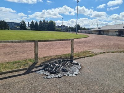 Une poubelle incendiée au stade.