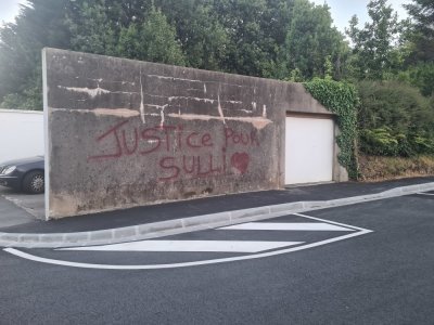 "Justice pour Sulli", pouvait-on lire sur l'un des murs de la rue Waldeck-Rousseau à Cherbourg.