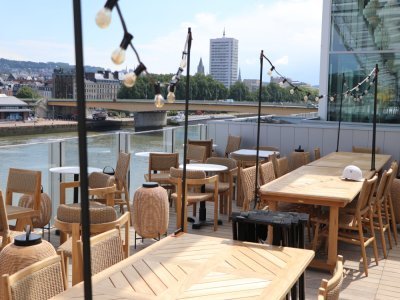 La grande terrasse avec vue sur Seine est à la fois une partie du "salon" et un espace "jardin" pour un concept barbecue coréen.