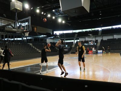 Le Palais des sports vibre au son des rebonds et des crissements de semelles.