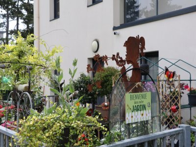 On ne compte plus les prix que Diane Garnier a reçus dans ce concours ! Véritable passion chez elle, des fleurs, il y en a dedans, dehors… partout ! Tous types de plantes s'entremêlent sur sa terrasse, et le quartier en est égayé !