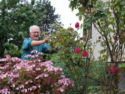 "Quand je mange une pêche, je replante les noyaux, et j'en ai les années suivantes." Pour Jean-Pierre Gervais : rien ne se perd ! Il replante tout, massifs, fleurs, arbres fruitiers, ce qui donne un jardin luxuriant et coloré.