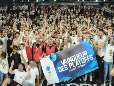 Les joueurs du Caen Basket Calvados entourés de leurs supporters fêtent la montée en Pro B après la victoire contre Saint-Vallier. - Julien Forte