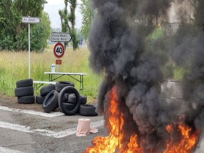 La colère est visible de loin avec des pneus brûlés aux entrées.