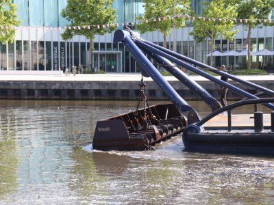 Le bateau procède à un nivelage partiel des fonds.