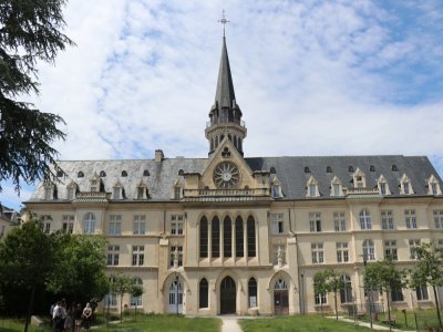 3. La façade du Bon Sauveur.
Léon Rême est l'architecte en charge de la reconstruction de la chapelle, en 1956. "Ce n'est pas un bâtiment de la Reconstruction", précise Nadège Orange, car il n'a pas été considéré comme un dommage de guerre.