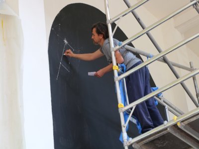 Paatrice Marchand, plasticien sottevillais, voulait travailler sur les constellations en plus de la lune. En effet, à chaque saison, certaines se voient plus que d'autres. Une référence aussi à la mythologie gréco-romaine.