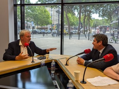 Echange entre deux membres du conseil municipal du Havre : le communiste Jean-Paul Lecoq et Régis Debons, adjoint d'Edouard Philippe.