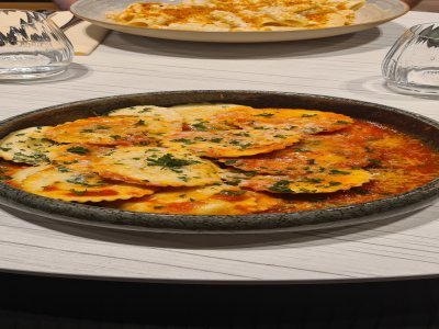 Raviolis à l'aubergine et leur sauce tomate.