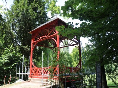 Un kiosque chinois, un temple gréco-romain, un château de la Renaissance, un pigeonnier… Tant de fabriques, phénomène de mode à l'époque, qui ont résisté au temps et persistent dans les jardins du château de Canon.