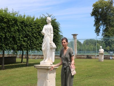 Marguerite de Mézerac, directrice du château, se fait un plaisir de le présenter aux visiteurs. Elle peut ainsi évoquer les statues présentes, toutes d'époque, commandée en Italie, et faite de marbre de Carrare.