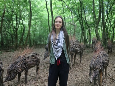 Ewa Dabrowska, sculptrice polonaise, a créé l'œuvre "Herd" à partir de matériaux naturels. Elle y a mis en scène un troupeau de neuf sangliers traversant des chemins forestiers. Ils mesurent entre 90 et 150cm au garrot.