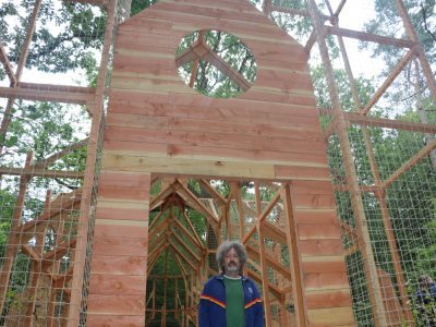 Olivier Thomas est architecte, scénographe et artiste parisien. Il a réalisé cette cathédrale. Un édifice transparent qui laisse apparaître le paysage forestier à la lumière. Au fil des saisons, son environnement se modifie.